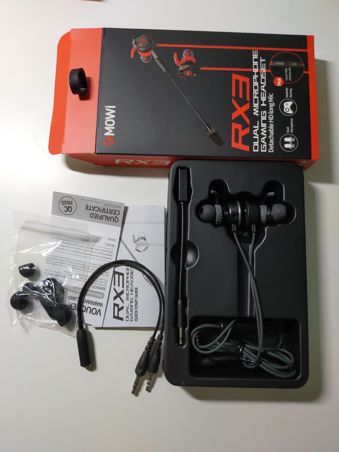 Ngoại hình khá đẹp, vỏ ngoài bằng nhựa hết, độ hoàn thiện khá tốt.
Nghe tiếng game ok mà nghe nhạc cũng hay ko kém, bass mạnh, bao phê.
Có jack tách 2 cho ai cần gắn PC, tuy nhiên thì dây khá ngắn nên phải mua dây nối thêm.