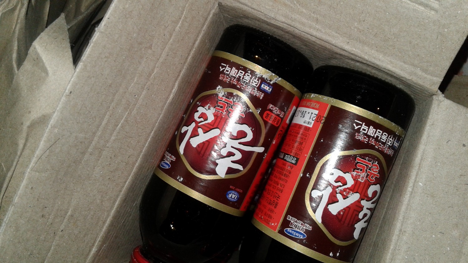 Mình mở hộp Tiki ra thì thấy vỏ hộp sản phẩm bung sẵn ra như hình, mình không biết tại sao, nhãn dán trên chai thì trầy xước (nên cho 4* thôi ạ), hạn sử dụng lâu và uống thấy ngon thật, vị hơi ngọt, uống thấy khỏe hơn, uống lạnh rất ngon ah