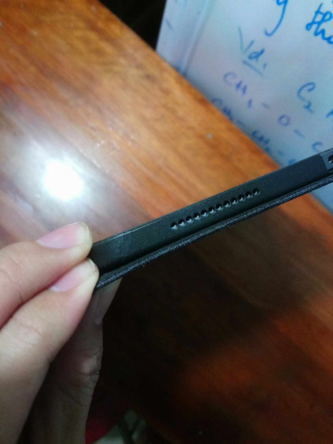 QUÁ KÉM ! Dùng mới được 1 tuần thì nứt tùm lum, 600k rất không đáng đồng tiền , vì giao hàng nhanh nên mới cho 5 sao , nhắn tin khiếu nại thì im luôn .