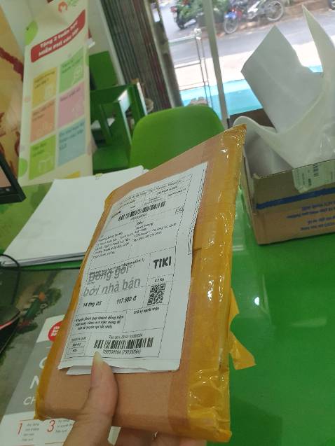Shop đóng gói mỏng quá nên giao hàng bị cấn gãy gáy sách. Shop đóng gói mỏng quá nên giao hàng bị cấn gãy gáy sách.