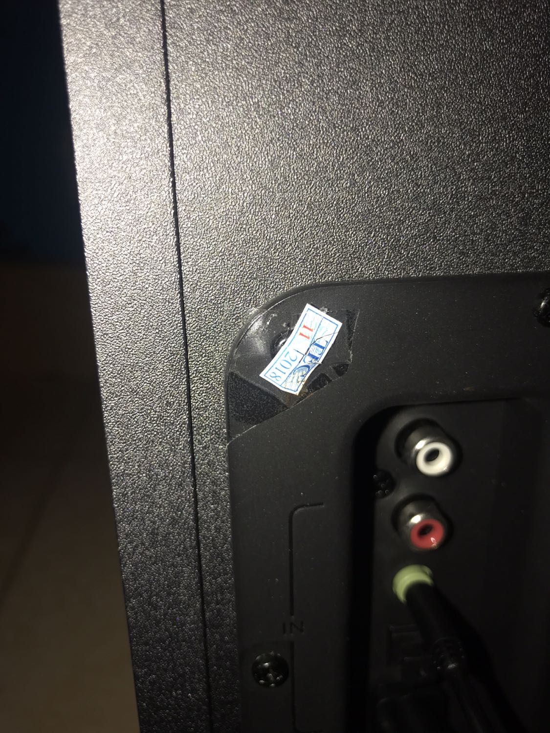 Loa này thì bass sâu , mid hơi tối , chất lượng cũng ổn cho các bạn thích nghe dãnce , edm . Có 1 vấn đề khi mình mở sản phẩm ra thì bị rách tem bảo hành . Gọi tiki nhưng mãi k thấy trả lời . Các bạn mua hàng khi nhận hàng thì chú ý bóc hết ra kiểm tra các kiểu trước khi thanh toán nhé . Mình bỏ tiền ra mua hàng mới mà lại mua phải hàng k được bảo hành thế này thì khá mệt .