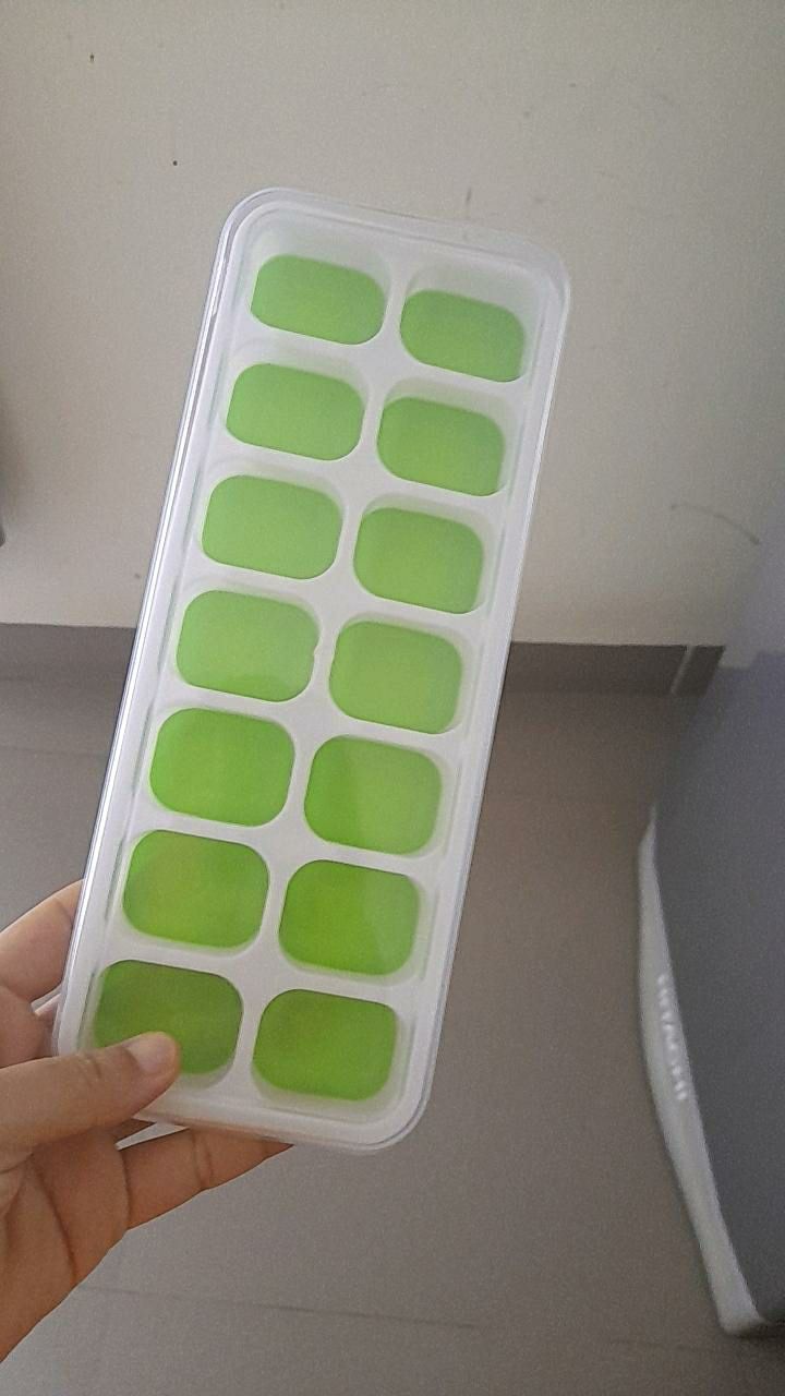 Mình đã nhận được hàng nay đặt mai có liền, sản phẩm dễ dùng cầm úp khay đá dùng 2 ngón cái nhấn phần nhựa dẻo là ra liền