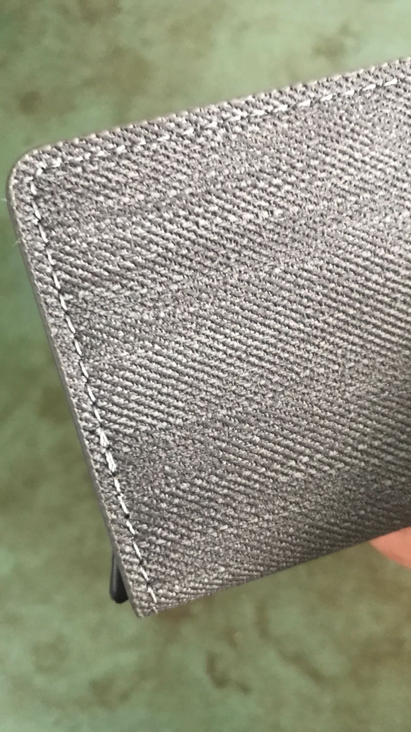 Ví thẻ thiết kế đẹp quá. Mới nhận được hàng đẹp quá nên post luôn đánh giá tiện thể săn xu. Phần da đường may chắc chắn trông hài hoà và đẹp. Phần hộp nhôm đựng thẻ sáng và đẹp. Vỏ hộp rất dày không lo móp méo, để thẻ vào khỏi lo hư hỏng gẫy gập luôn. Ở phần vỏ da cũng nhét thêm được tiền và giấy tờ nữa. Sản phẩm rất tiện dụng.