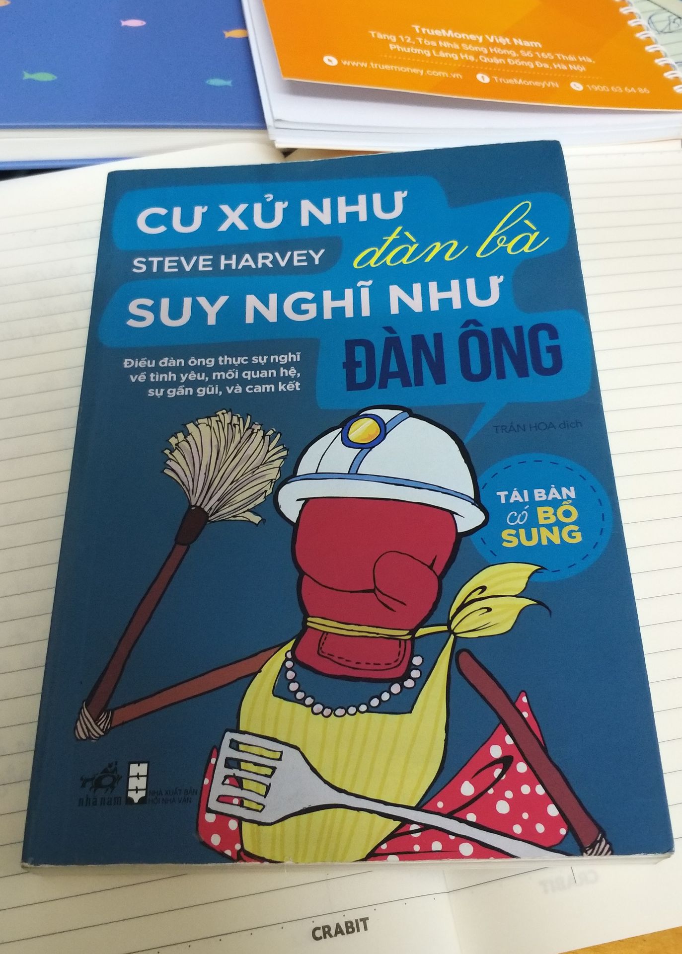 Về hình thức cuốn sách khi mình nhận được Tiki rất ổn, không có chuyện bẹp thùng hay bị méo sách. Chất lượng trang giấy tốt, phông chữ đủ lớn đọc không bị mỏi mắt. 
Về phần nội dung thì cá nhân mình cho rằng nên đọc cuốn sách với một tư duy mở, đây là tựa sách nổi tiếng ở khu vực Châu Mỹ (ấn phẩm bán chạy) nên chúng có thể đúng hơn đối với nên văn hóa phương Tây, nhưng bạn vẫn có thể sử dụng chúng như một cuốn sách tham khảo về cách suy nghĩ của đàn ông (phương Tây) nói chung mặt khác nó có thể giúp bạn hình thành một lối suy nghĩ mở hơn, góc nhìn rộng mở hơn. 
Cá nhân mình thì mình hài lòng với cuốn sách này.
Cảm ơn Tác giả và cảm ơn Tiki.