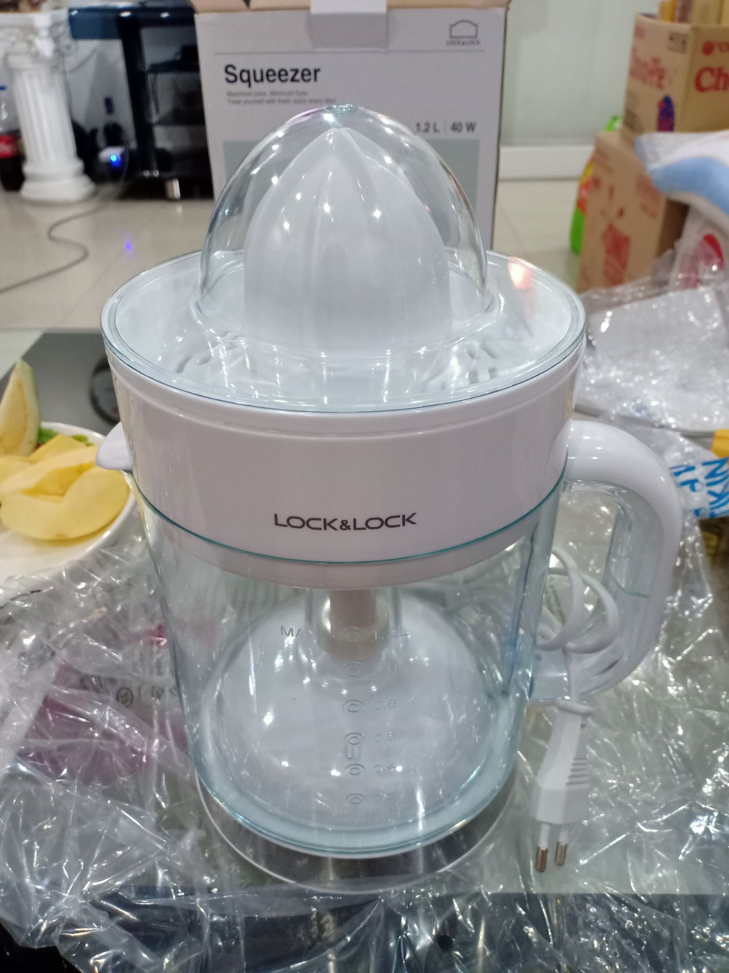 1. Tiki giao hàng nhanh, mình đặt tối qua mà trưa nay đã giao hàng r. Hộp và máy sạch sẽ ko móp méo. Mình mua 294k.
2. Cảm quan máy đẹp. Dung tích lớn 1,2L nên có thể vắt cả 20 quả cam 1 lúc cũng đựng vừa đấy.
3. Công suất 40W nên lực vắt vừa phải, ko nhanh nhưng cũng kiệt nước cam.
4. Thao tác tháo lắp và lau chùi dễ dàng. Tuy nhiên nếu nhà ít người thì các bạn nên mua loại 0,7L cho gọn. Mình mua xong lại thấy to quá đây này.