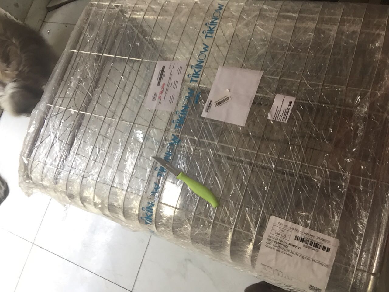 Nhân viên giao hàng bên Tiki dễ thương cực kì. Hàng bị móp liền liên lạc vs mình thông báo, rồi đi đổi cái khác mới giao cho mình. Rất thích cách làm việc như thế.
Hàng thì y hình khỏi bàn, rẻ, đẹp