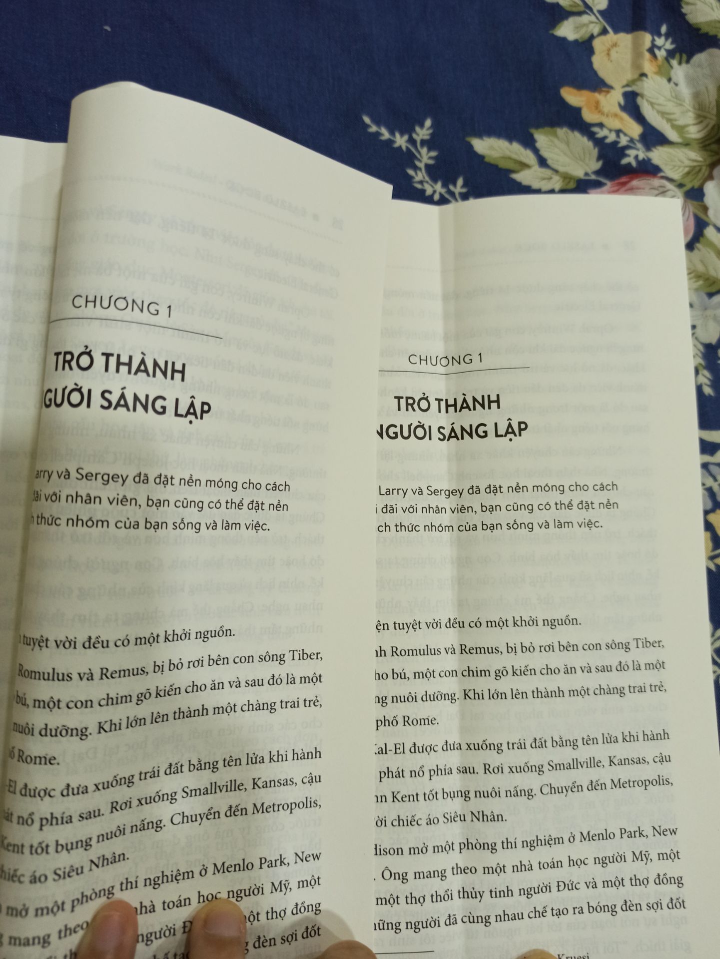 Đã mua sách ở tiki rất nhiều lần nhưng chưa bao giờ vớ phải quyển như này cả :((. Mình mua quyển này từ rất lâu rồi, định để sau rồi đọc, qua đọc 1 chút, nay mở ra đọc tiếp. Đọc một hồi, đi tìm bút đánh dấu hí hoáy đánh dấu như thật, thì tự dưng thấy đoạn này sao quen quá, hay là quạt lật mất dấu trang sách của mình, cố đọc tiếp. Thì ôi thôi, rõ ràng đoạn này đã đánh dấu ngay trước mà, sách đã IN LẶP LẠI không phải một MÀ LÀ 2 CHỖ (trang 17-25) và (trang 28-32) còn lại có lặp lại chỗ nào nữa không thì mình không rõ vì đã mất cảm hứng rồi, chưa đọc tiếp được. Thực sự mất cảm tình.