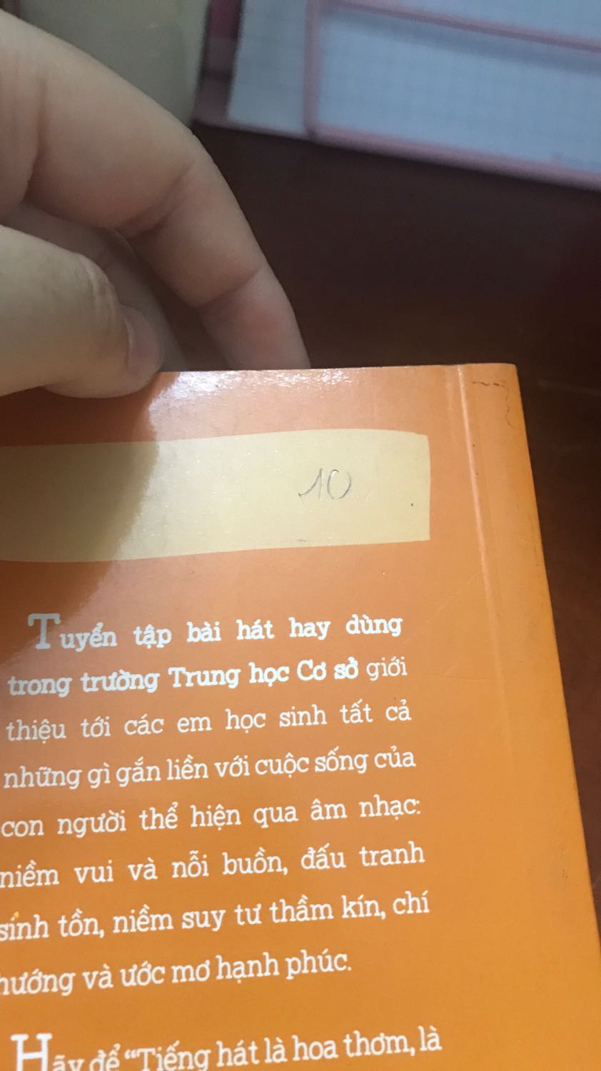 Đóng gói ok ko còn bọc kính ngoài sách có chỗ trầy dơ móp
