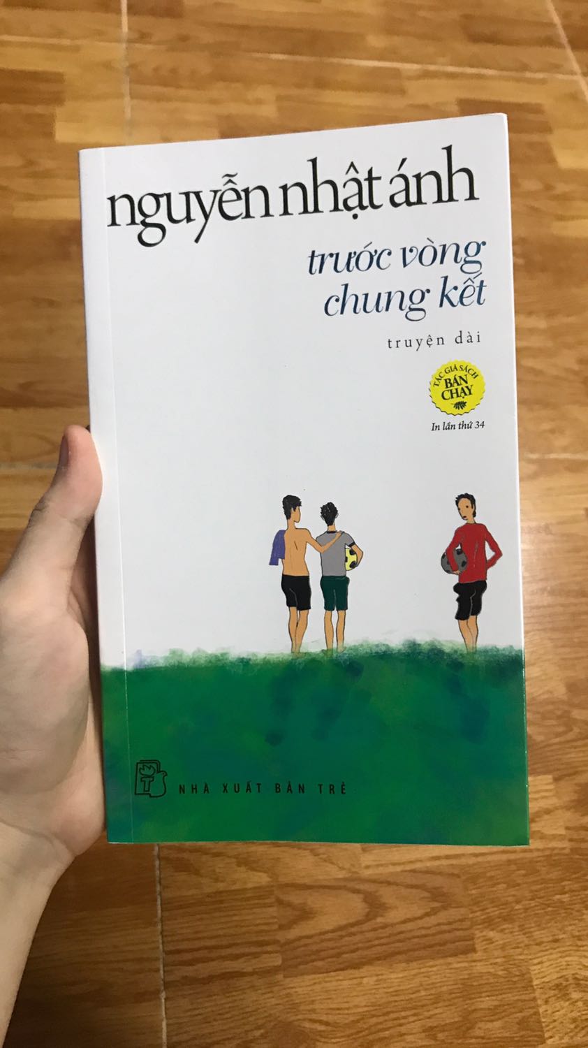 Sách không bọc nhưng đẹp và mới, shipper thân thiện. 
Thoạt đầu quyển này miêu tả diễn biến trận đấu là nhiều nên những người như mình (không yêu thích đá banh) có thể không có hứng đọc lắm nhưng càng về sau càng nhân văn. Mình hiểu được là tinh thần thể thao như thế nào, trọng tài cũng không phải dễ làm. Góc nhìn từ vài khán giả theo dõi trận đấu thiên vị cho đội mình thích nên không buông lời thoá mạ trọng tài và những cầu thủ sơ sẩy trên sân bóng. Với những người nghĩ giỏi thể dục thể thao thì không cần phải học tốt ở trường thì sai hoàn toàn, nó không chỉ đơn giản là sự luyện tập hằng ngày mà còn có những kiến thức toán học,... khác khi tìm hiểu về bóng đá. Nếu không học thì đọc những từ đó sẽ không hiểu được.