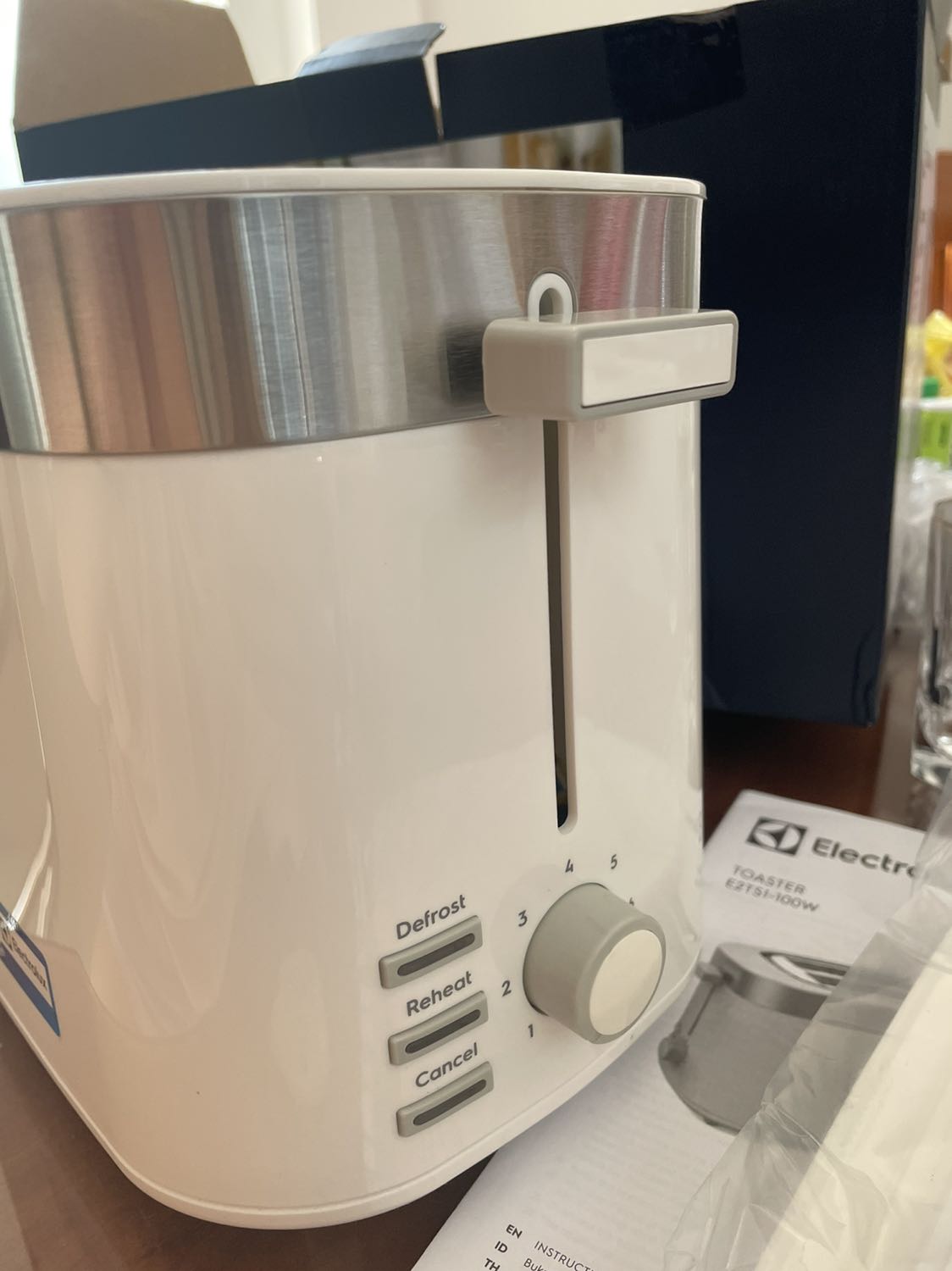 Tiki giao hàng nhanh hơn cả sự mong đợi. Đóng gói đẹp và chắc chắn. Máy nướng hơi nhẹ, nhưng không trầy không xước, mẫu mã và màu sắc đều rất đẹp. Chưa nướng thử nhưng nhìn chung vừa nhận hàng thì rất hài lòng