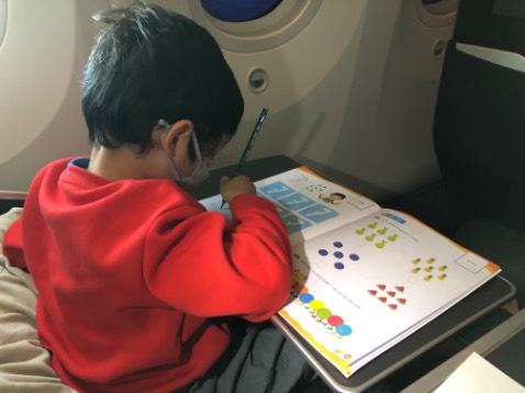 Mình chỉ mong con làm được một trang thôi thì nghỉ. Ai dè con làm liền 21 trang bỏ ăn bỏ ngủ. Sticker thiệt là thần kì!