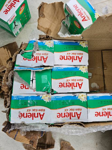 Vận chuyển quăng quật thế nào mà bị thủng mất vài hộp ạ. Hỏng mà còn mất thời gian vệ sinh.