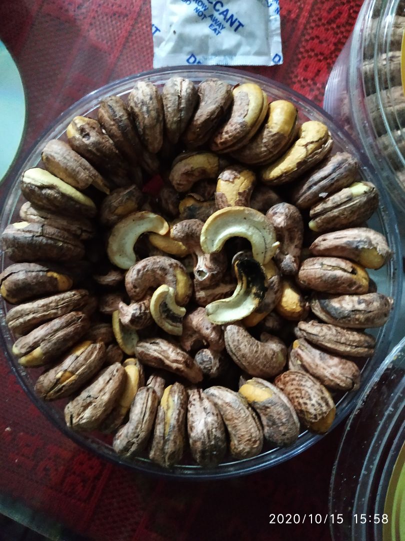 Tiki giao hàng rất nhanh. Sản phẩm xếp hình đẹp tuy nhiên màu hạt điều sậm hơn so với hộp quảng cáo. Ở dưới lớp mặt có hạt vỡ đôi và một số hạt hư không tróc vỏ, không xứng với quảng cáo là hàng cao cấp