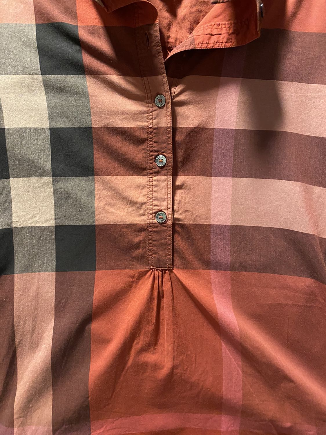 Xuất sắc. Mình đang dùng bàn ủi philips hơi nước dùng tốt nhưng rất nằng, dùng bàn ủi đứng hometouch cũng rất thích nhưng chưa thật sự phẳng và hơi khó chịu khi phải kiếm cái mặt phẳng đứng nào đó móc quần áo để ủi và thường bị đọng hơi nước. Bàn ủi tefal này khắc phục hết mọi nhược điểm đó: nhẹ, có mặt phẳng đứng nghiêng nằm để ửi, ko hề bị đọng hơi nước gây ẩm quần áo… ngoại trử là tay cầm vẫn bị nóng, nhưng mà cũng ko vấn đề gì vì mình là thử 50p mà ko sao. Cảm ơn Shop và tiki. Tiếc là ko mua sớm hơn.