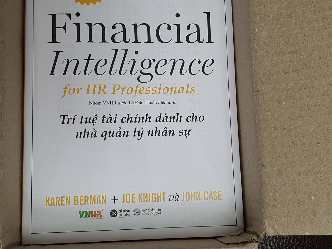 Sách bỏ vào hộp quá khít nên bị dập góc, yêu cầu trả hàng, gửi lại cuốn mới