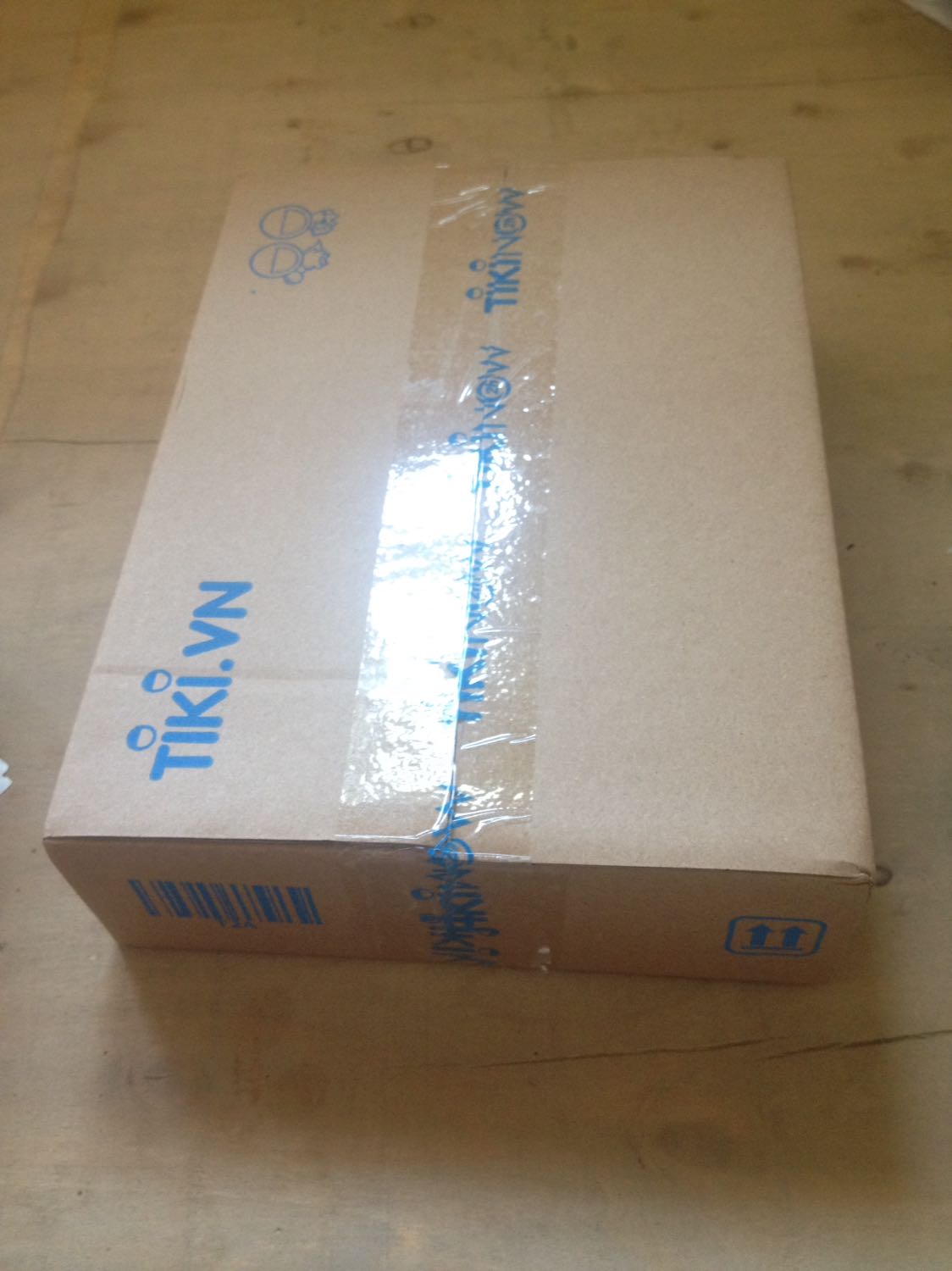 Mình đặt mua cả bấm kim và 2 hộp kim 23 dùng cho máy. Tiki bao gói rất tốt, có dán nhãn Hàng dễ vỡ. Góp ý: 2 hộp kim đựng vào trong hộp T2A rất lãng phí, chỉ cần bọc nilon xốp cũng được. Chất lượng sản phẩm tốt.