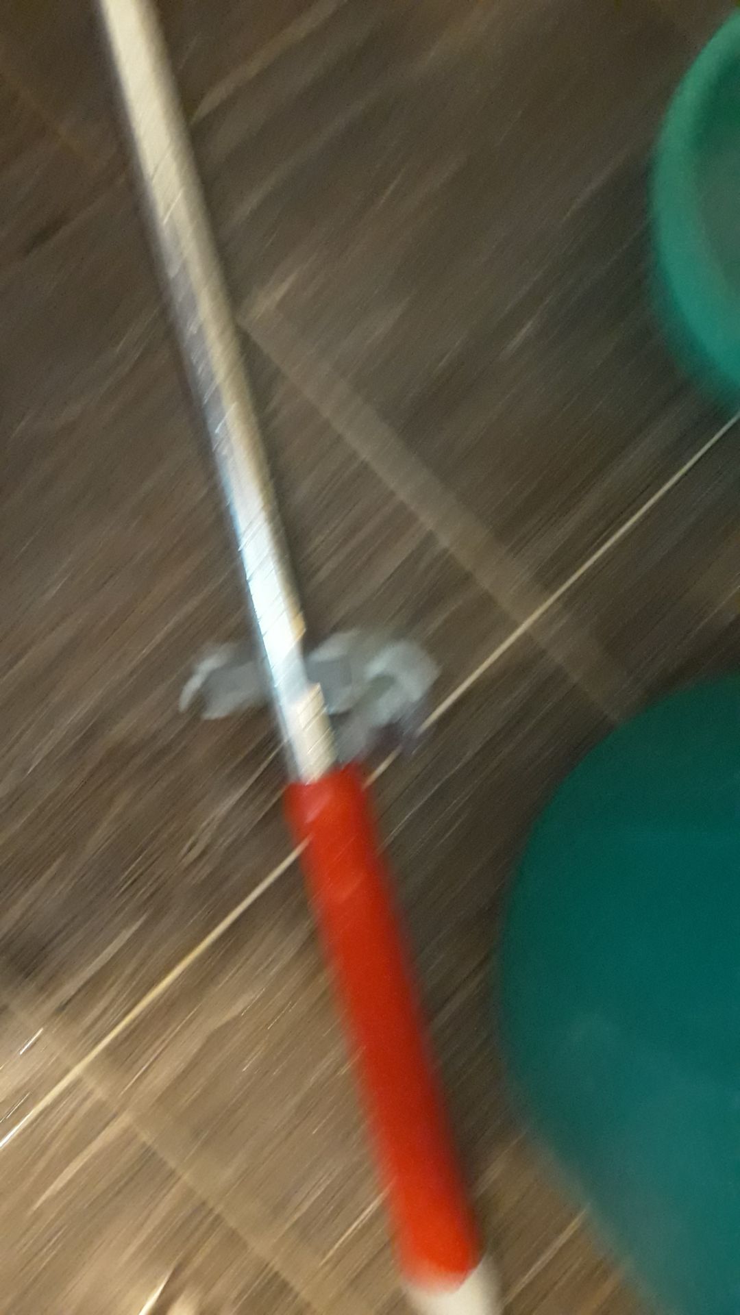 chỉ sau vài phút là bung, rơi rớt ngay
hic. tiêc that. nếu shop có cách hdan để nó ko rớt thì hay qua