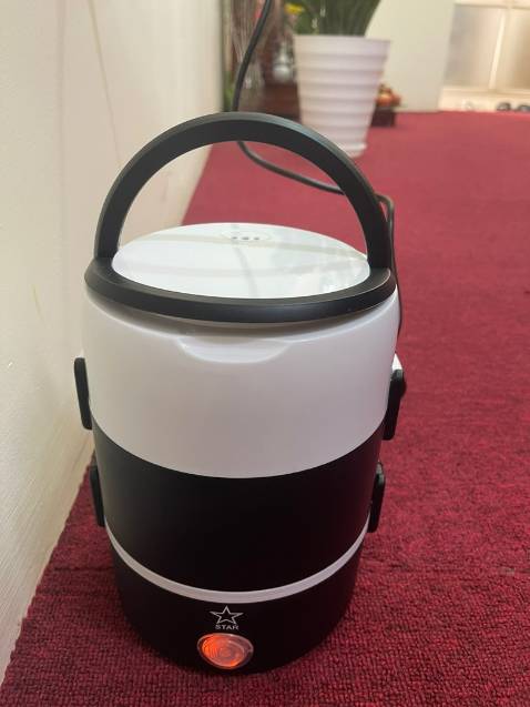 Sau 2 tuần sử dụng thì mình đánh giá khả năng hâm nóng đồ ăn đỉnh lắm nha. Tầm 10p là cơm canh nóng phỏng tay luôn á (t hâm bằng nước nóng vì cty có bình nóng lạnh). Nhưng mà k đậy nắp khi hâm thì hơi nước đọng vào cơm canh nhiều lắm nha mn, t phải lấy nắp đậy hờ lại cho đỡ đọng nước chứ k đậy kín. Nói chung là xứng đáng với giá tiền, nên mua nhé mn