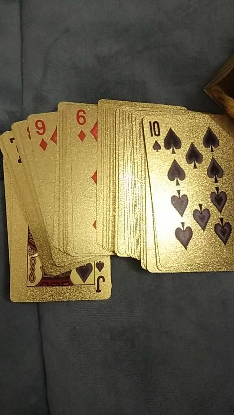 bài chơi rất ổn và đẹp luôn nha mn 😘😘 có điều hộp đựng hơi mỏng và k dùng nhiều lần được 😿 chỉ thế thôi còn chất hơn lá bài siêu thích luôn í ✨✨cầm mà lia thì hơi bị bén luôn í í! nói chung Tết này ngồi xẻ quạt thì sang choảnh phải biết!! Tôi sẽ ủng hộ thêm, nhưng thêm nhiều mẫu nữa thì sẽ ok hơn!