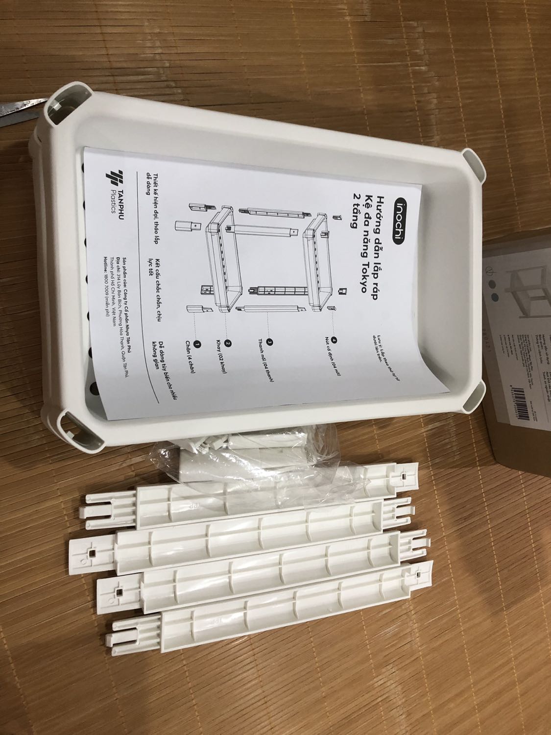 Nhà cung cấp đóng gói sản phẩm đẹp và chắc chắn. Giao hàng đầy đủ và như hình. 
Về sản phẩm: lắp ghép dễ dàng, có hướng dẫn chi tiết. Màu sản phẩm trắng sữa chứ không trắng tinh. Chất liệu nhựa cứng, sờ nhám và k bóng, mình khá ưng ý!