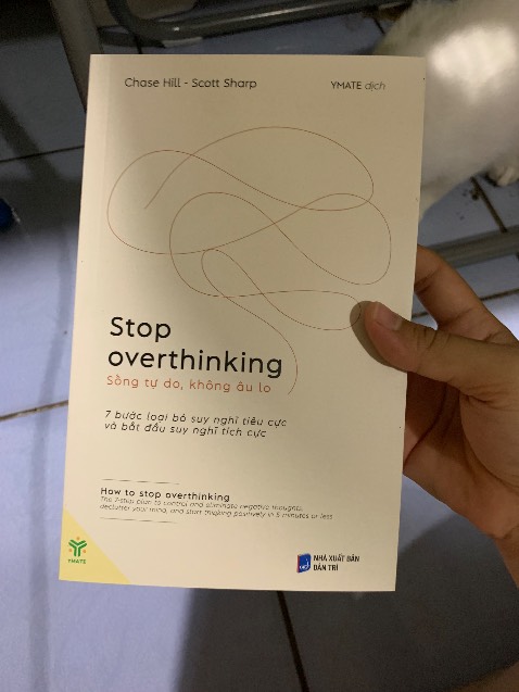 Mình thích cách tác giả hươbgs dẫn và viết về những cách để giúp bình ổn tâm trí, giảm ovtk vì tác giả trực tiếp và rõ ràng, đưa ra hướng dẫn rõ ràng và logic. Ngoài ra tác giả còn hướng dẫn thêm các cách giúp mình rèn kĩ năng đưa ra quyết định đúng đắn, dưỡng sức dưỡng tâm lí mình nữa. Sách dịch mượt, dễ hiểu và sát nghĩa, có tính ứng dụng cao. 
Bìa và in ấn: bìa đơn giản nhưng ok á, in ấn sắc nét, giáy vàng nhẹ dịu mắt lắm