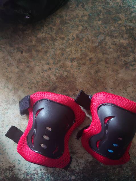 Vâng, trong tiêu đề ghi là ván trượt cao cấp nhưng đọc kỹ 1 mục nhỏ trong phần mô tả mới phát hiện là ván trượt trẻ em. Vâng, rất lắt léo! Và chất lượng này cx chỉ phù hợp cho trẻ em thôi. Mua về mình 25t chơi chút xíu méo lên méo xuống. Tại tính mình nhanh chơi nhanh chán nên mua thôi mà ko đọc kỹ tiêu đề. Coi như mình xui. Bảo hộ mua về ng lớn ko xài đc, nát hết. Ván trượt thì bị công vênh sau 30p chơi. 1 sao cho tội viết lắt léo nhe