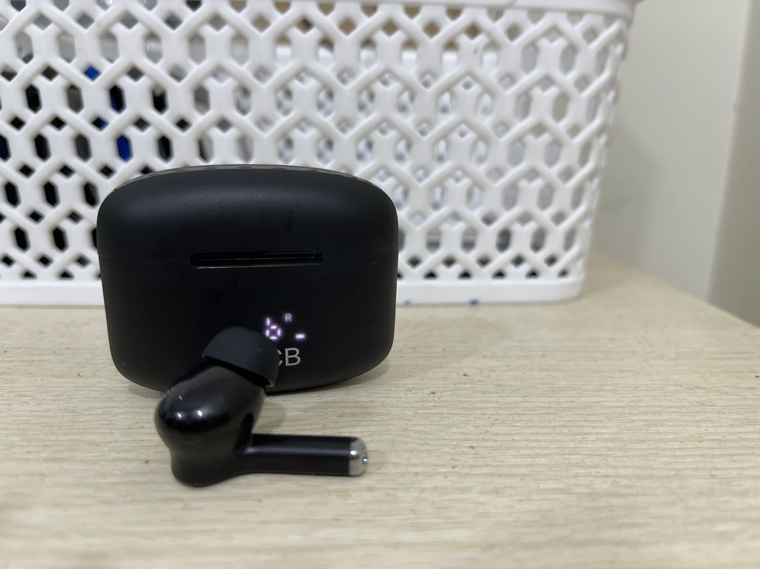 Tai nghe gia công đẹp, kiểu dáng thời trang, đeo rất thoải mái, hàng mới nguyên seal rất an tâm, sạc type c rất nhanh đầy điện, tiện lợi, hộp sạc cũng tích được kha khá điện, tai nghe xuất sắc trong tầm giá