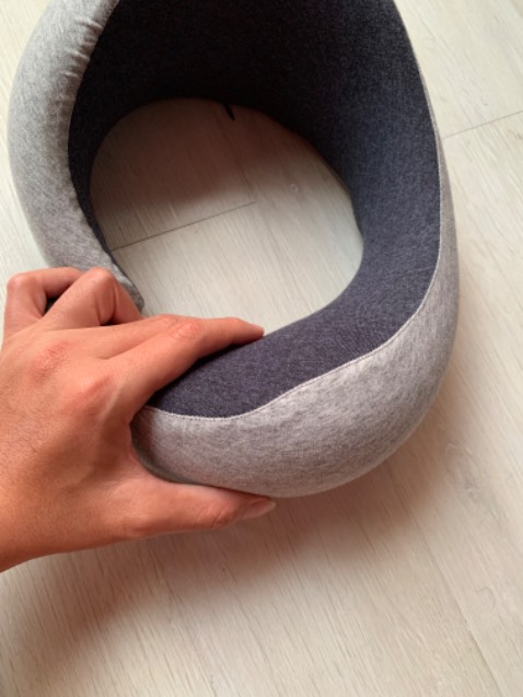 Chỉ khá ổn thôi. Vỏ gối tốt, ruột gối có áo gối riêng, nam châm may vào áo gối, foam tốt. Ngoại hình đẹp.
Điểm trừ: không bao chặt cổ, sục sịt, do nam châm 3 nấc, phần gối sau rất mỏng không ngon, sử dụng thực tế không tốt bằng gối chữ U màu xám của shop. Hãy mua gối chữ U màu của shop.