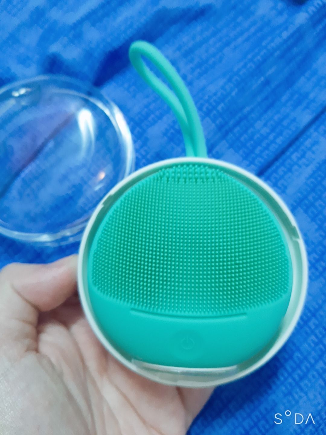 Giao nhanh. Đóng gói cẩn thận. Máy xinh xinh, nhỏ gọn cầm vừa lòng bàn tay. Màu xanh mình rất thích. Có sách hướng dẫn khá chi tiết. Tặng kèm 3 gói mask. Trưa nhận tối *** thử ngay thì thấy máy chạy tốt, 3 cấp độ rung vừa vặn da nhạy cảm, lông mềm rất thích. Sau khi sd thấy da sạch sáng, không đau rát hay có biểu hiện lạ. Mong thời gian dài sd sẽ giúp da mình cải thiện tình trạng da mụn, sần sần do da dơ sau khi ra ngoài về.