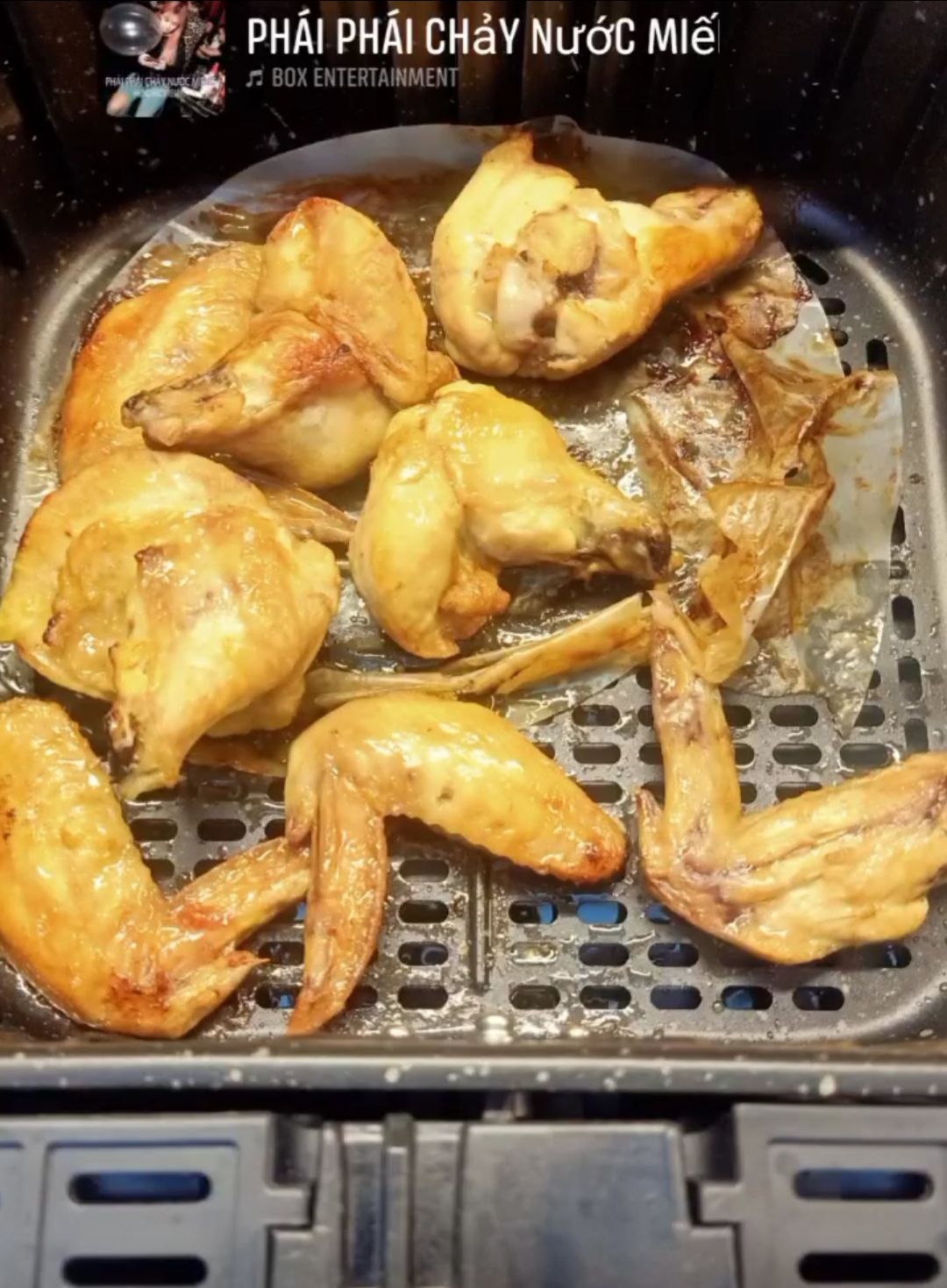 Mẫu mã sản phẩm đẹp,máy chạy êm không ồn,có đối lưu nên thức ăn chín đều,tuy nhiên nhiệt độ và thời gian theo chế độ cài đặt sẵn phải tăng lên thì thực phẩm mới chín vàng,nếu có thêm chế độ tùy chỉnh thì sẽ ok hơn.Thật sự dùng rất tiện lợi,tiết kiệm thời gian và công sức chế biến món ăn,hạn chế dầu mỡ nữa,sản phẩm vệ sinh cũng rất nhanh gọn.Hy vọng chất lượng sản phẩm bền tốt thì quá tuyệt vời 
Tiki giao hàng nhanh,đóng gói sơ sài,săn được ưu đãi tặng kèm 2 ly giữ nhiệt chất lượng nữa.