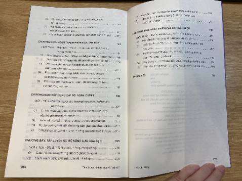 Đây là một cuốn sách không hề dễ đọc, mình phải khẳng định là như thế. Một phần lớn nội dung của cuốn sách viết về quá trình phát triển của trẻ dưới góc nhìn của tâm lý học, từ đó giải mã ngọn ngành về "cái tôi" của mỗi người, và giải thích những vấn đề về mối quan hệ, như: tại sao mối quan hệ dây mơ rễ má trong gia đình lại phức tạp, tâm lý của những kẻ blhđ là gì,... Mình mất khá nhiều thời gian để nghiền ngẫm cuốn này nhưng nó đã cho mình câu trả lời xác đáng cho những vấn đề mình thắc mắc bấy lâu. Rate 8/10, nên mua nhé mọi người!
