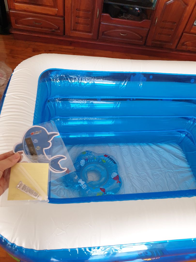 Mình mua hàng của click and buy, sản phẩm giống hình ảnh và mô tả, có 1 vết trầy nhỏ dưới đáy bể, còn lại thì sản phẩm ổn:
1. Có van bơm xả riêng cho từng tầng, nút bơm 1 chiều và nút tháo xả hơi riêng để khi bơm xong gài lại hơi ko bị xì, nút xả lỗ lớn giúp xả nhanh chóng
2. Sản phẩm dày dặn và chắc chắc
3. Đầy đủ phao đỡ cổ, keo vá và miếng đo nhiệt độ nước hình con cá
4. Van xả nước có lắp ống nhựa phía dưới, sp còn kèm theo 1 ống dẫn nối để tiện xả nước.
5. Thành bể khá dày nên kèm phao đỡ thì diện tích lòng bể chỉ chơi được 1 bé