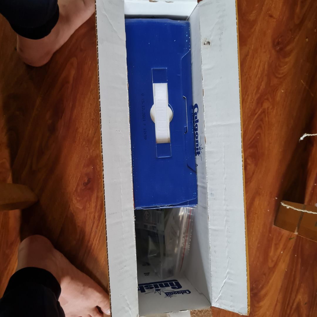 Vỏ hộp không ghi rõ thông tin đơn vị nhập khẩu, phân phối. Không biết hàng thật hay hàng nhái. Mà máy rửa bát ăn hàng ngày