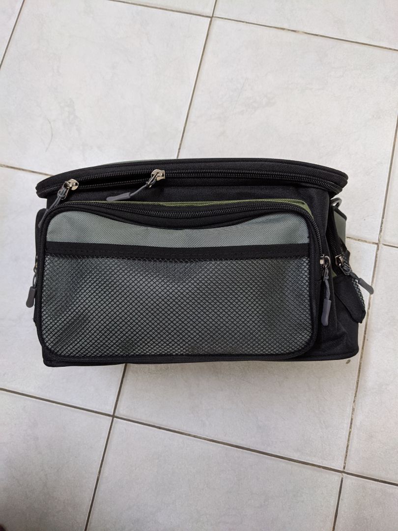 giao từ nước ngoài nên phải chờ, túi đẹp như trong hình, chắc chắn, rất đẹp, nhiều ngăn đựng thích hợp đựng dụng cụ câu cá, máy ảnh , máy quay phim nhỏ