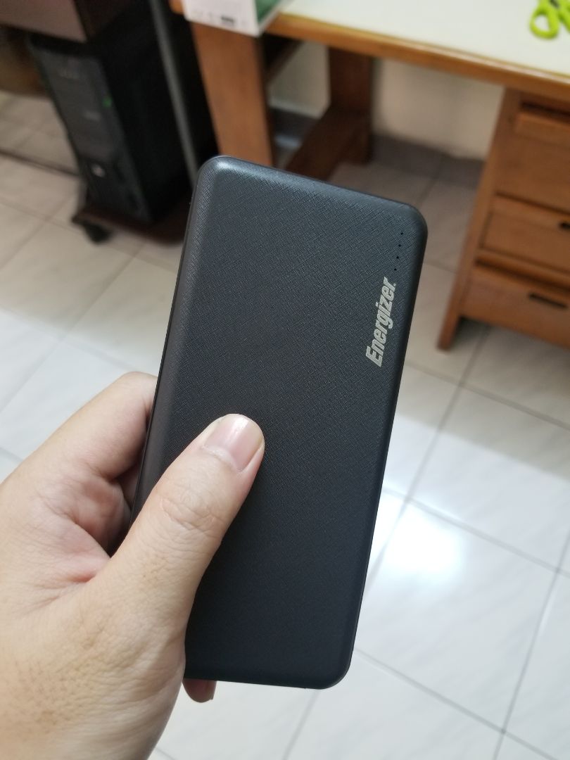 Hàng mới còn nguyên seal. Cầm chắc tay. Mỏng và nhẹ.