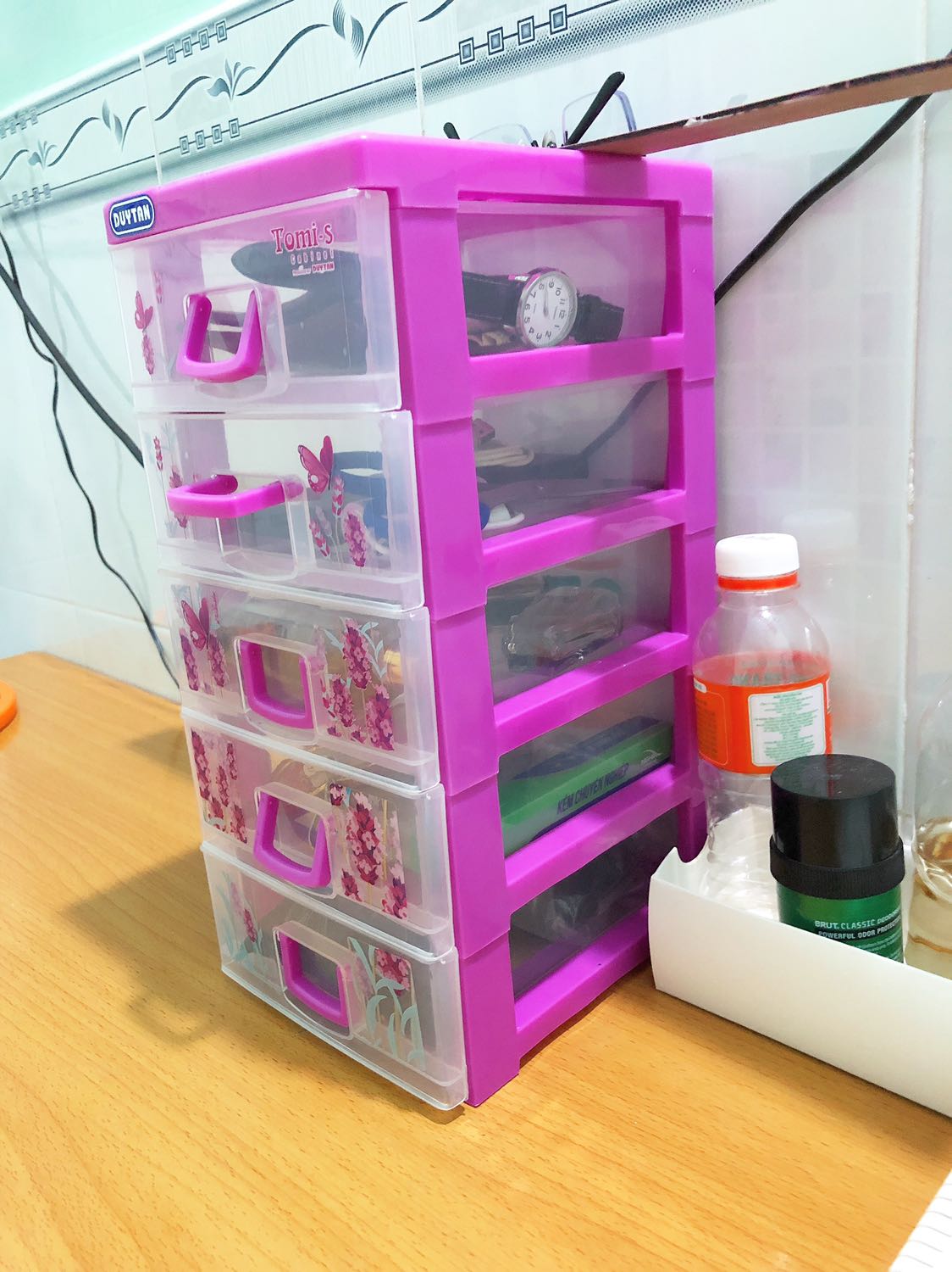 Mua với giá 48k/cái, lấy 2 cái, đc giao màu hồng với màu xanh, màu xanh đẹp hơn. Bọc hàng cẩn thận, hàng nguyên vẹn, mới, nhựa nhìn chất lượng lắm, trong veo, nc màu đẹp. Phải chi to hơn xíu nữa đựng đc nhiều đồ hơn, nhưng như vậy cũng quá là ổn so với giá này rùi! Mng nên mua nhé! Mua với giá 48k/cái, lấy 2 cái, đc giao màu hồng với màu xanh, màu xanh đẹp hơn. Bọc hàng cẩn thận, hàng nguyên vẹn, mới, nhựa nhìn chất lượng lắm, trong veo, nc màu đẹp. Phải chi to hơn xíu nữa đựng đc nhiều đồ hơn, nhưng như vậy cũng quá là ổn so với giá này rùi! Mng nên mua nhé!