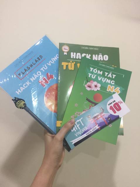 Tiki giao hàng nhanh, đóng gói cẩn thận những 2 hộp liền. Sách thì rất Ok đúng như shop giới thiệu và quà tặng nữa. Học sách này mình nhớ từ vựng rất nhanh, bình thường mình hay đọc thuộc rồi viết lại từ vựng học lâu thuộc mà lên bài 28 thì cũng quên 1 ít bài 26 rồi, còn học theo sách này mình thấy dễ nhớ mà cũng lâu quên ngồi học còn cười như con điên vì câu chuyện thú vị nữa Tiki giao hàng nhanh, đóng gói cẩn thận những 2 hộp liền. Sách thì rất Ok đúng như shop giới thiệu và quà tặng nữa. Học sách này mình nhớ từ vựng rất nhanh, bình thường mình hay đọc thuộc rồi viết lại từ vựng học lâu thuộc mà lên bài 28 thì cũng quên 1 ít bài 26 rồi, còn học theo sách này mình thấy dễ nhớ mà cũng lâu quên ngồi học còn cười như con điên vì câu chuyện thú vị nữa