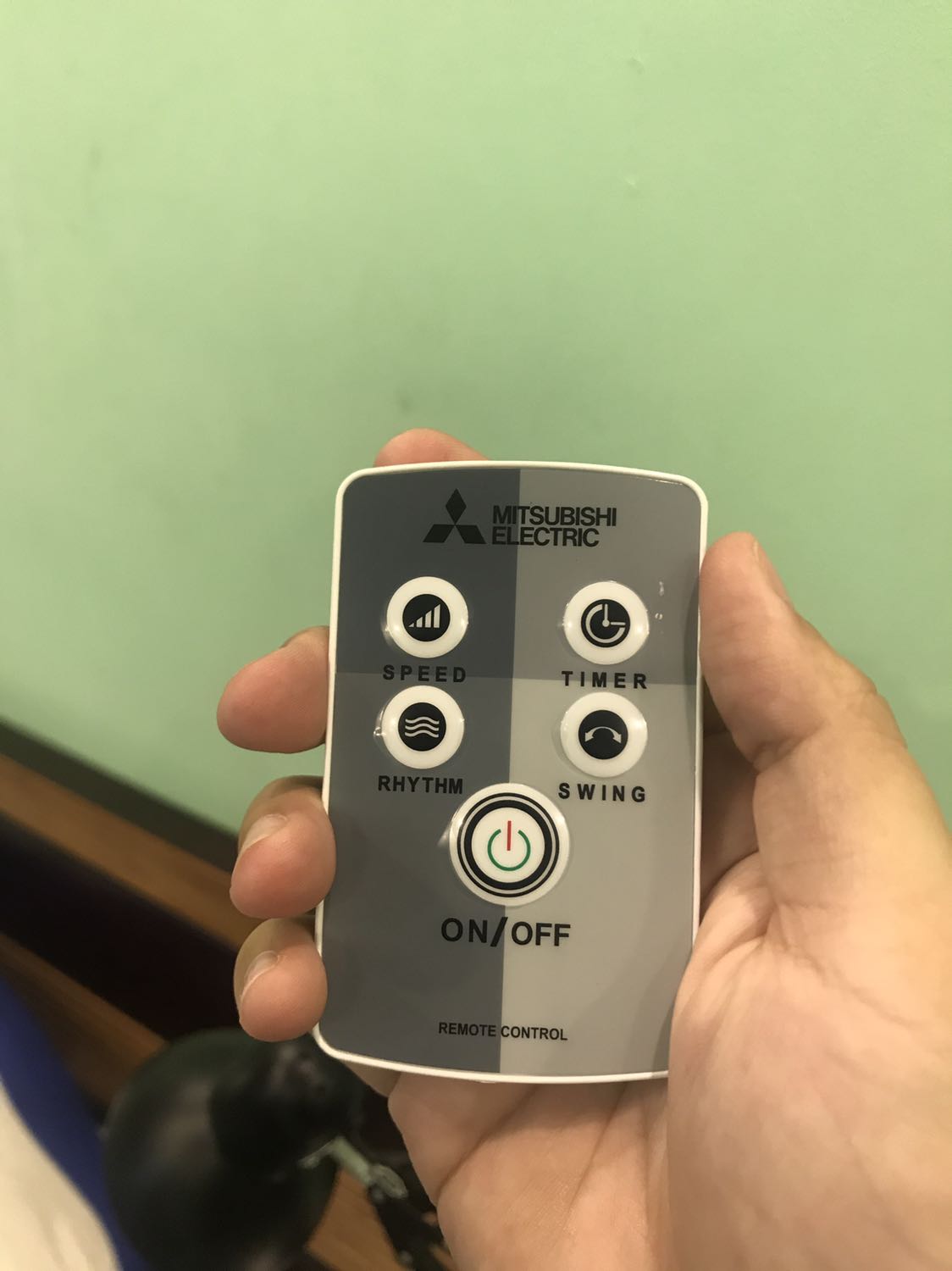 Sản phẩm có thiết kế đẹp và bắt mắt hơn (do năm trước mình cũng có mua loại mới nhất của Mitsubishi rồi), lắp đặt dễ dàng, remote tốt, quạt không ồn, điều chỉnh độ cao dễ dàng hơn đời trước, giá cả phải chăng!