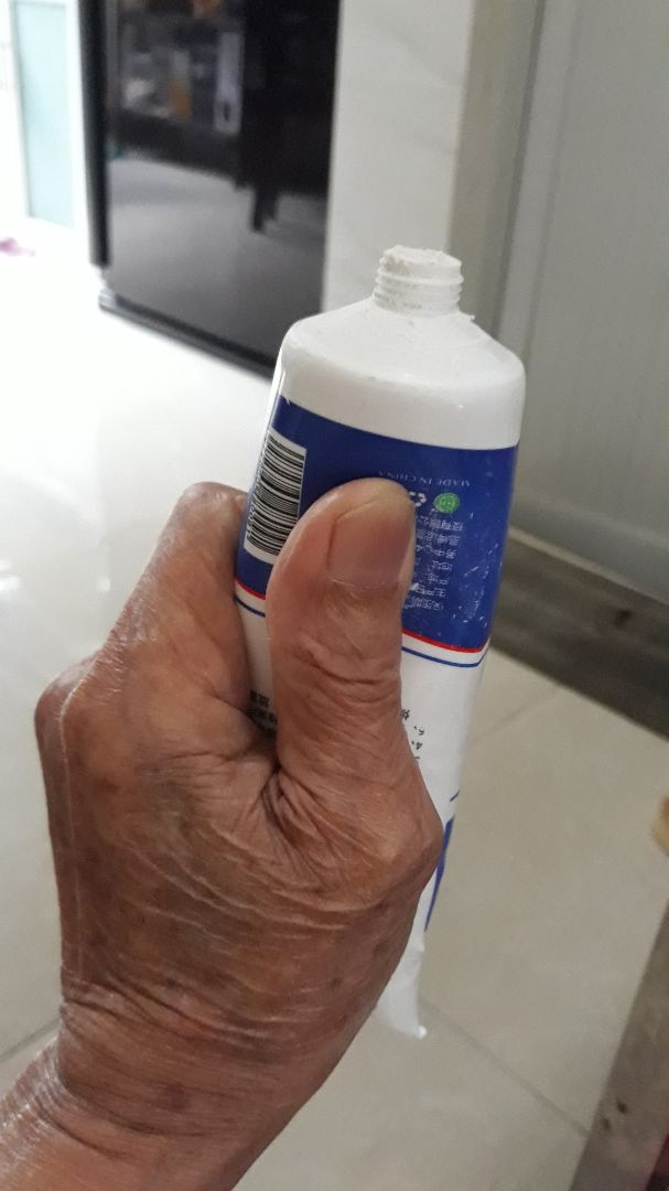 keo vá tường cũng tiện dụng đấy, nhưng rất tiếc là không thể bóp nặn ra được vì keo đã
khô,  tôi đã mở 2 túp rất khó nặn ra, còn lại 2 túp thông tin để shop giải quyết.