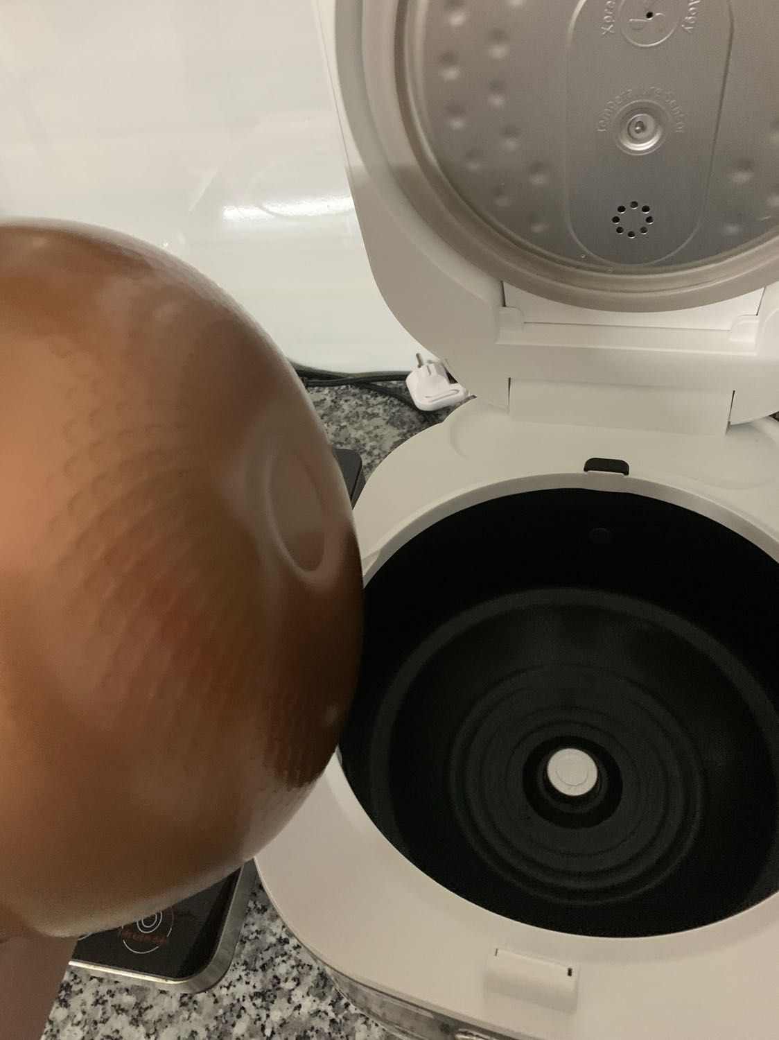 nấu cơm ngon, nấu cháo siêu ngon. chế độ hâm nóng cho cơm nóng như vừa nấu mà lại ko hề bị dính nồi. tuy nhìu bình luận nói nắp nồi ko khít nhưng mình thấy nó cũng ko ảnh hưởng đến chất lượng. Nhược điểm duy nhất là đọng nước ở thành nồi nhưng cũng k hề chảy xuống cơm, và bốc hơi cũng nhanh nên về cơ bản cũng k ảnh hưởng đến chất lượng sử dụng. Cảm thấy rất xứng đáng với giá tiền. Luôn hài lòng về các sản phẩm của Tefal. Chỉ có duy nhât nồi tặng kèm thì nắp ko khít với nồi cho lắm. Nhưng vì là quà tặng kèm nên ko có j phải phàn nàn. Vote 5*