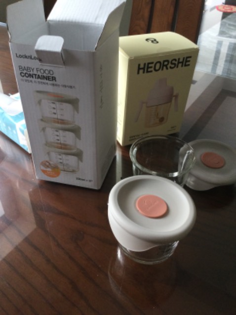 Cốc dày đẹp. Tiếc là đặt bộ nắp tím mà shop lại gửi nắp nâu nên cho shop 4 sao thôi