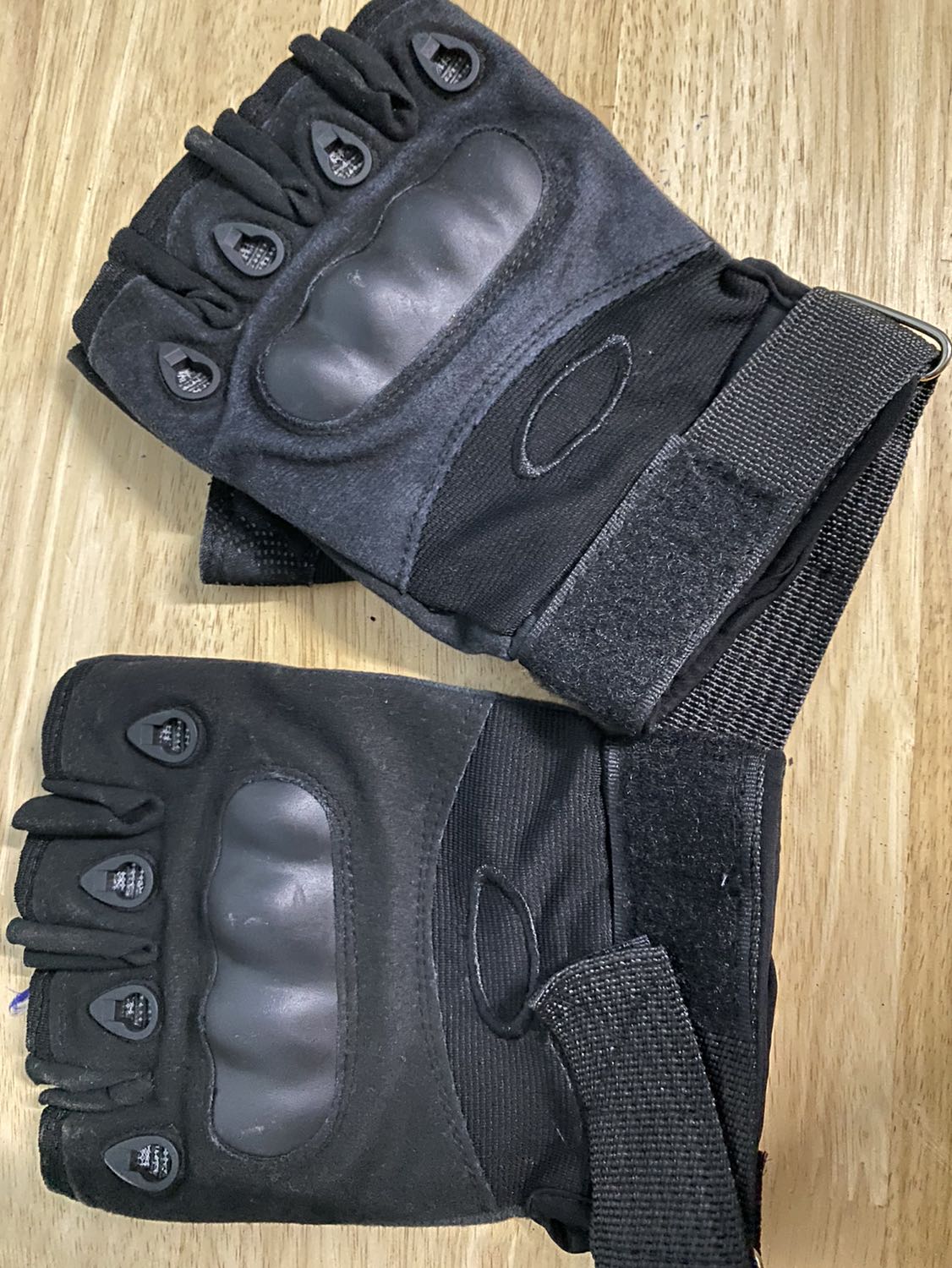 Bao tay mang lần đầu rã bột *** đen đầy tay, tưởng giặt xong là hết ai dè càng giặt càng ra bột *** nguyên bao tay muốn rã ra luôn, chất lượng quá tệ so với kì vọng!