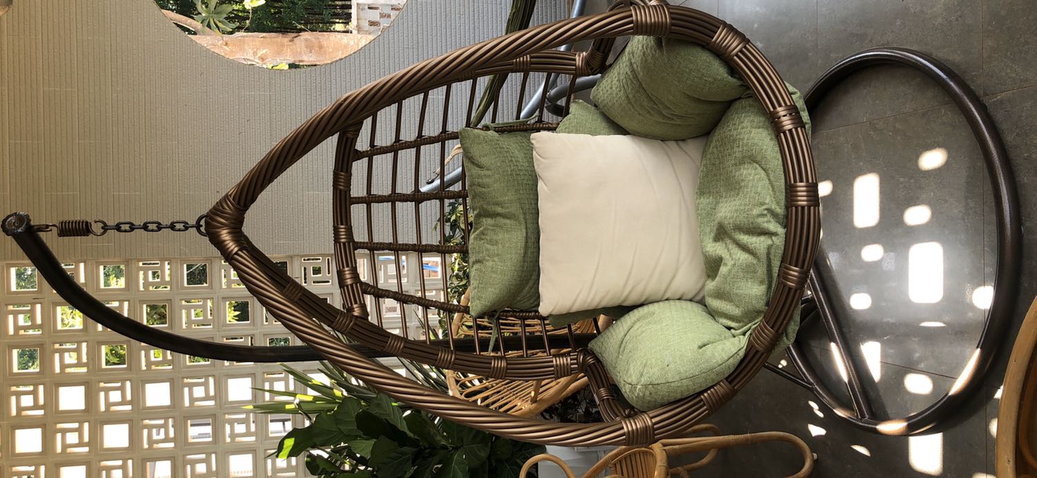 Ghế xích đu bị méo không cân xứng, 1 vài chổ dây cột bị lỏng