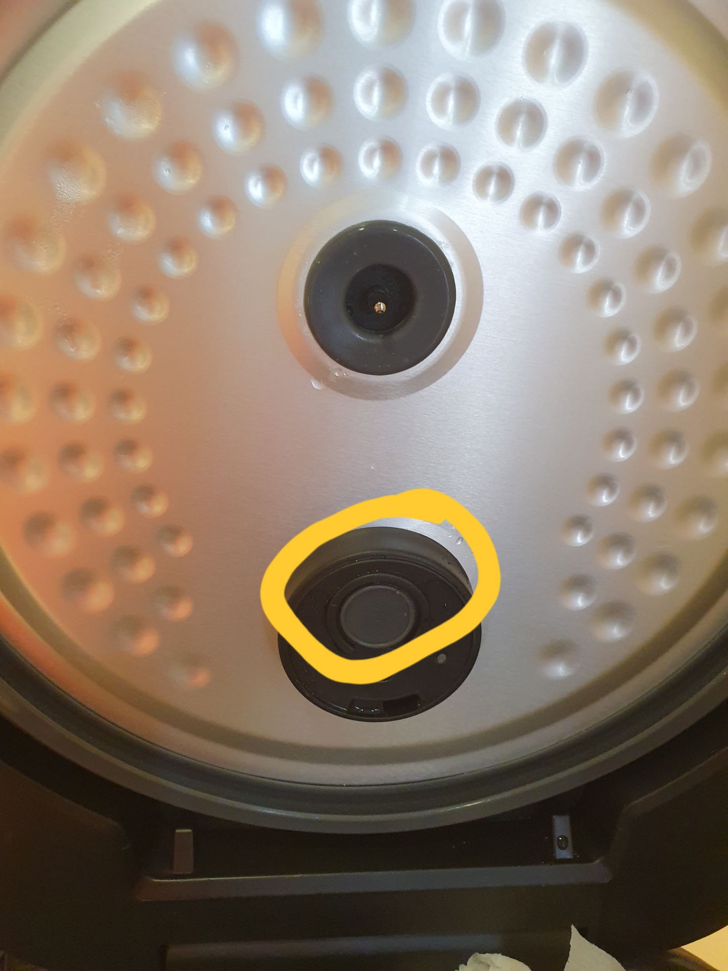 Thiết kế đẹp. Mình mới nấu cháo thử thì thấy hơi nước đọng trên vành và nắp nồi hơi nhiều. Cho mình hỏi là cái miếng cao su nhỏ ngay chỗ lỗ thông hơi phía trong nắp nồi có phải tháo ra hok. Do apps bị lỗi hay sao mà mình ko tải hình được. Thiết kế đẹp. Mình mới nấu cháo thử thì thấy hơi nước đọng trên vành và nắp nồi hơi nhiều. Cho mình hỏi là cái miếng cao su nhỏ ngay chỗ lỗ thông hơi phía trong nắp nồi có phải tháo ra hok. Do apps bị lỗi hay sao mà mình ko tải hình được.