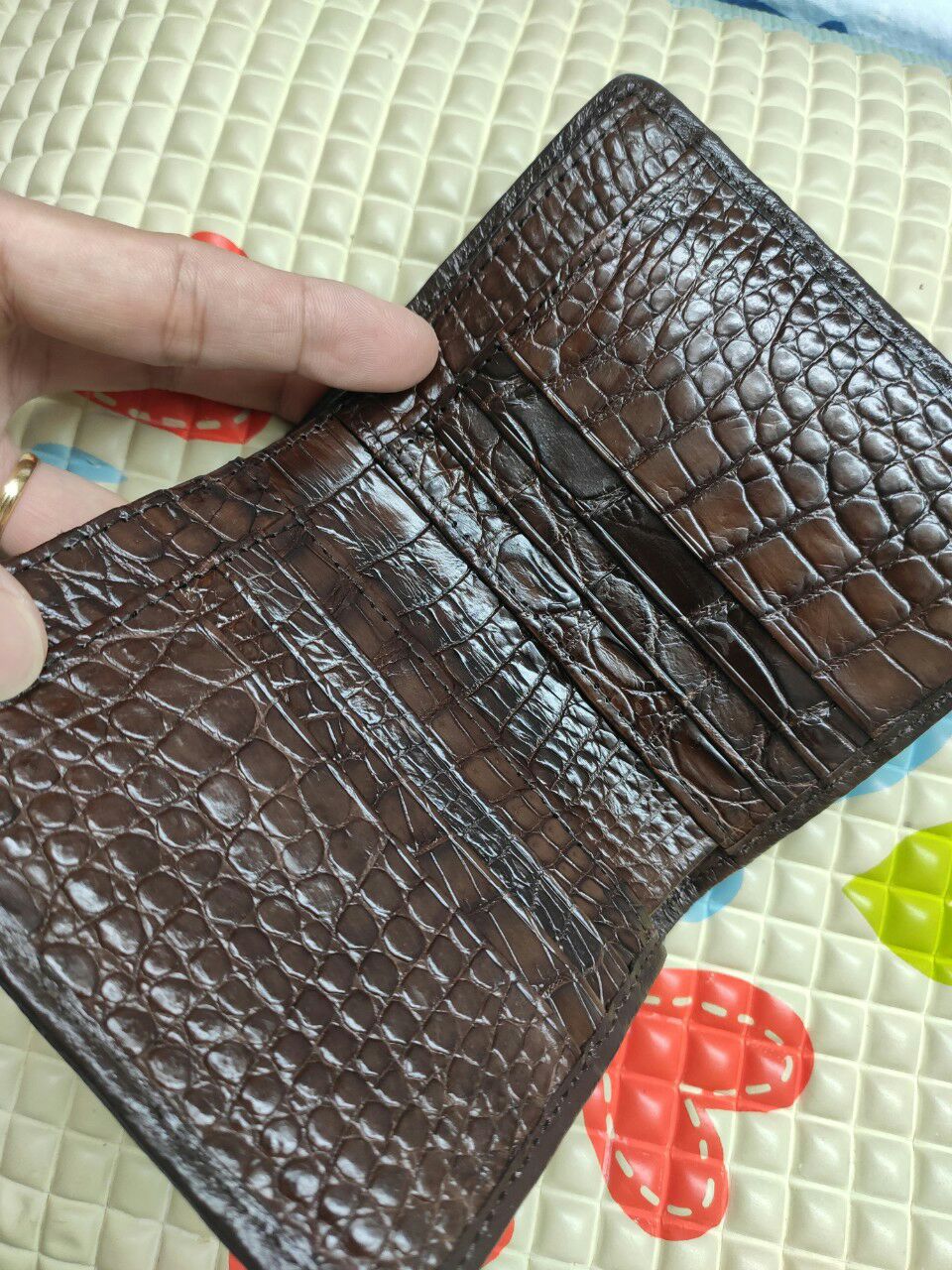 Cái thứ 2 mua của shop. Cũng uy tín như lần trước. Sp da cá sấu thật nên rất bền. Giá cũng ok ko cao cũng ko quá thấp. Tóm lại thấy an tâm