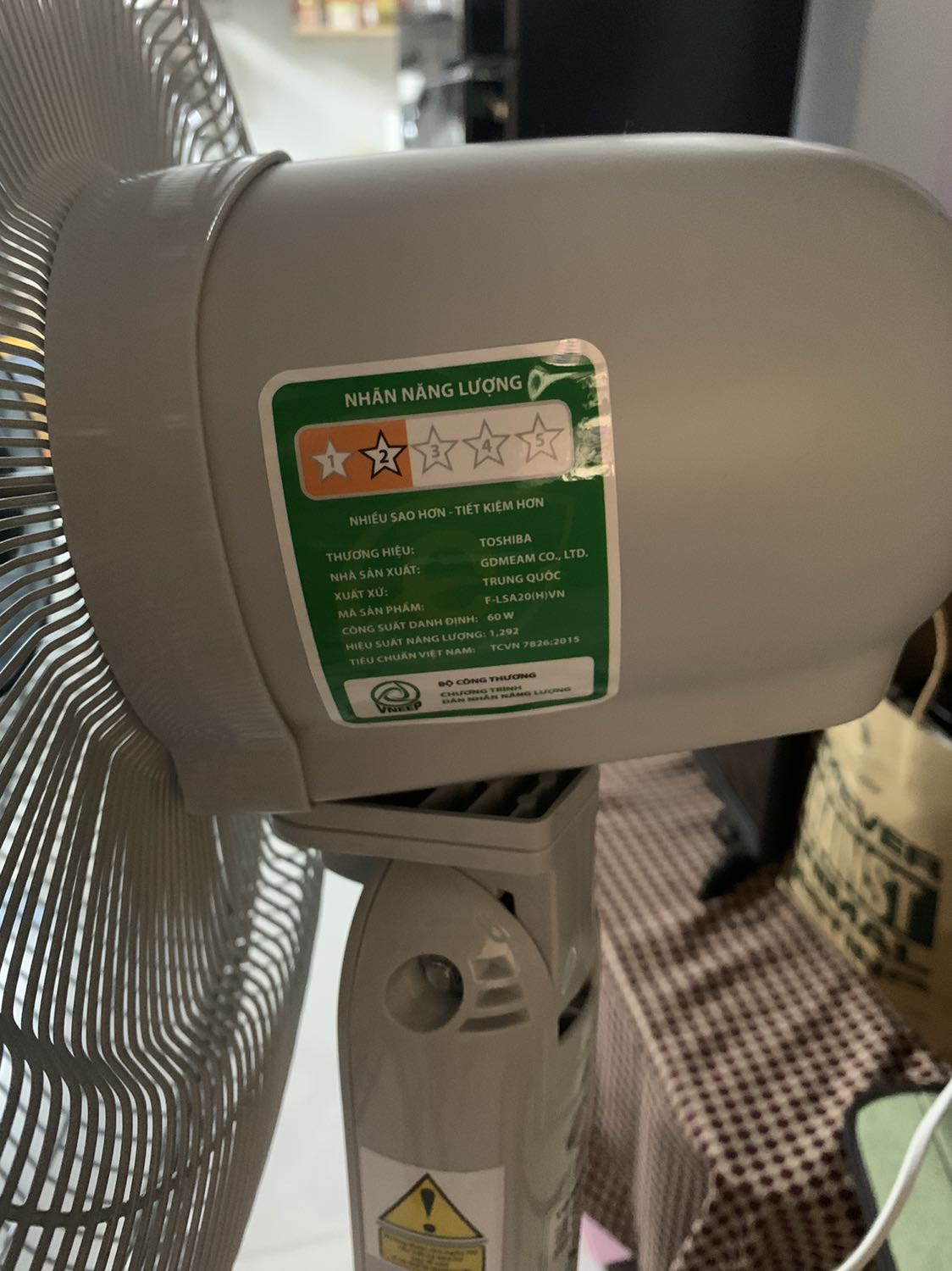 Chân đế có mẻ xíu không biết sau này có ảnh hưởng gì không. Đang giãn cách nhưng giao nhanh kinh khủng. Quạt đẹp tuy nhiên theo nhãn năng lượng thì không được tiết kiệm điện cho lắm 🤣