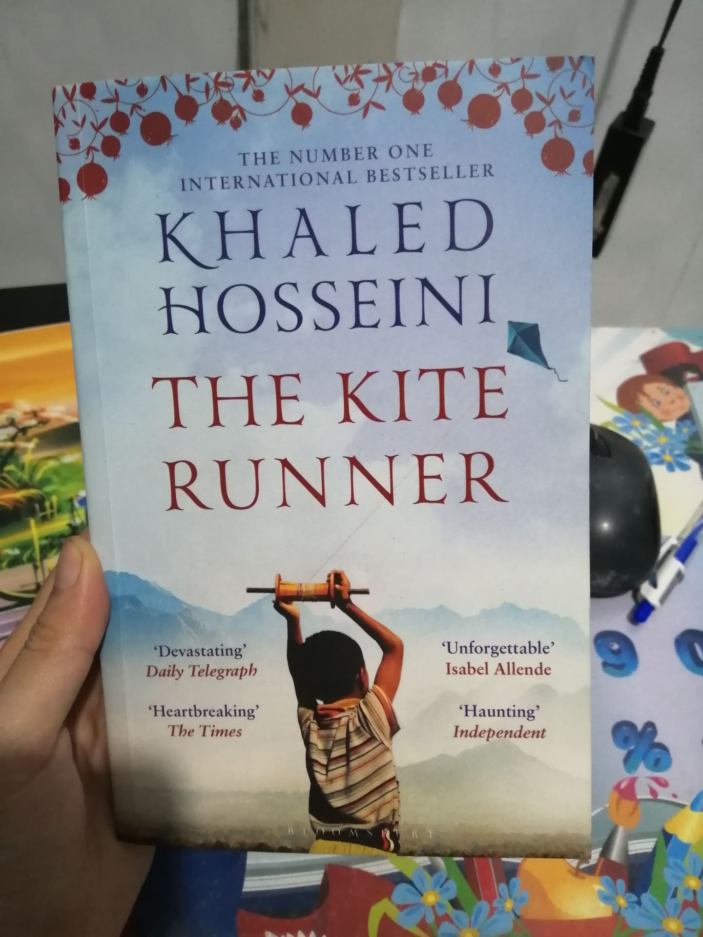 Fahasa giao hàng nhanh. Nội dung truyện quá hay, quá ám ảnh. 
Chỉ tiếc lúc mình mua giá cao quá tận 226k, bây giờ giá sale còn có hơn 100k ?.