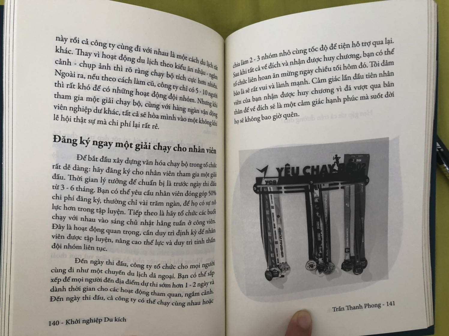 Sách khởi nghiệp hay, đẹp, đóng gói chỉn chu, có cả quà tặng là các bảng biểu có thể sử dụng ngay.

Sách viết theo lối ứng dụng thực tế phù hợp với Việt Nam ở thời điểm hiện tại. Bạn trẻ, cần kinh doanh với vốn liếng là sự hoang mang ĐẦU TIÊN là TIỀN ĐÂU. Tác giả cho mình thấy TIỀN ĐÂU không là vấn đề ĐẦU TIÊN mà nó chính là Ý TƯỞNG!

Cô Vi đến thăm bất ngờ, mình “rảnh rang”, “vườn không nhà trống tài khoản mênh mông”... nên tìm sách nghiên cứu kế sinh nhai cho dân tay ngang không tiền, không kinh nghiệm không mối quan hệ như mình. Quyển sách viết trúng cái mình đang rất cần nên trúng ý, khoái nên lên Tiki review. Lần đầu làm chuyện ấy ^^ À, mong một lần hữu duyên gặp tác giả trên đường đua Marathon sắp tới.

Cám ơn tác giả vì quyển sách viết rất có tâm và những món quà thiết thực, xài được ngay!