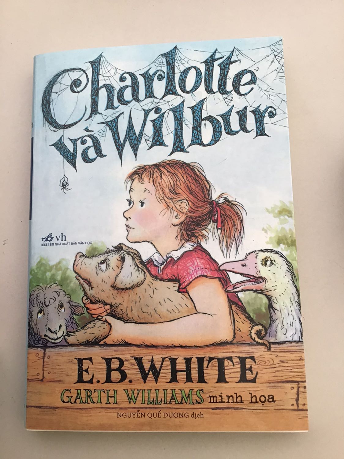 Cuốn sách khổ nhỏ, có bìa bọc ngoài. Có hình minh hoạ đen trắng. Sách thích hợp cho bé trên 6 tuổi, có thói quen đọc sách. Mình mua đọc cho hai bạn 3 tuổi và 7 tuổi.