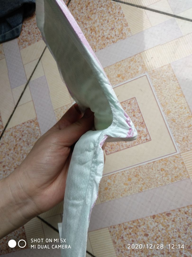 miếng lót thấm hút khá tốt. tuy nhiên thi thoảng hạt gel bị bung ra ngoài để lại li ti trên da bé. mua hàng tiki nên khá yên tâm miếng lót thấm hút khá tốt. tuy nhiên thi thoảng hạt gel bị bung ra ngoài để lại li ti trên da bé. mua hàng tiki nên khá yên tâm